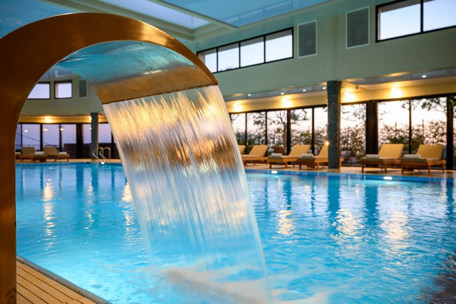 בריכה מקורה