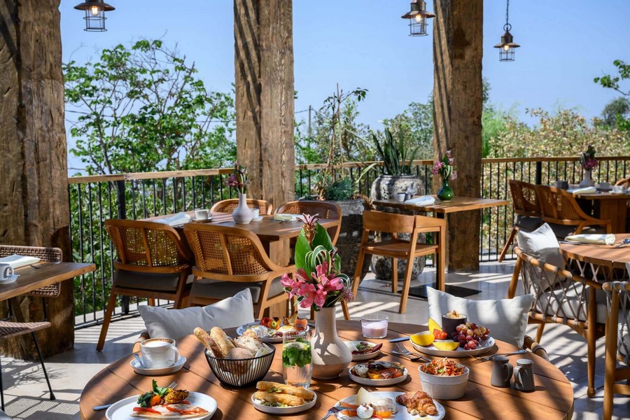 ארוחת בוקר במרפסת