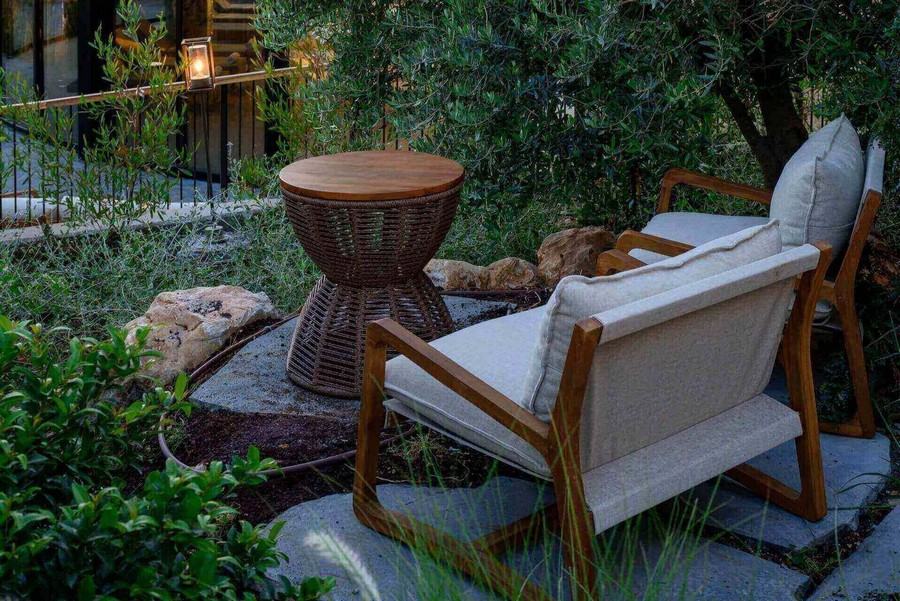 פינה שקטה בחצר המלון